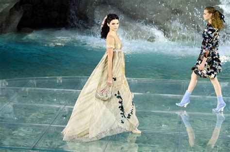 Fendi sfila sull’acqua: a Fontana di Trevi la passerella .